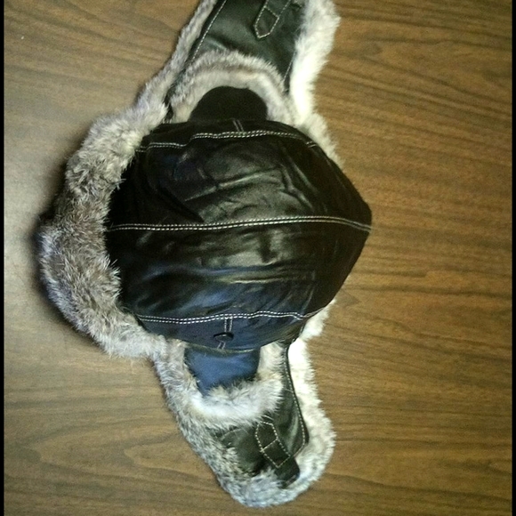 Leather & Fur Hat|Reversible with ear covering.
